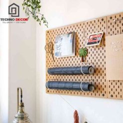Pegboard gỗ treo tường, giải pháp độc đáo cho không gian trưng bày.