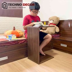 Sự tiện ích của bàn gỗ hình chữ C trong việc giữ đồ và đồ uống bên cạnh sofa.