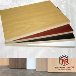 Sự kết hợp màu sắc độc đáo trong tấm ván gỗ trang trí.